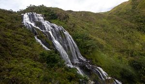 La cascada el Manto de la Virgen se encuentra a 2.300 metros sobre el nivel del mar, en un ecosistema montañoso.