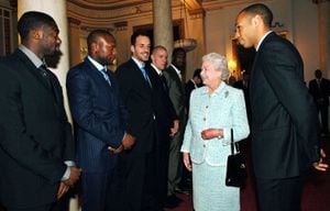 La Reina Isabel II conoce la plantilla del Arsenal en el 2007.