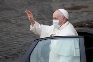 El papa Francisco llega a la plaza de San Damaso en el Vaticano para su audiencia general semanal. (AP Foto/Alessandra Tarantino)