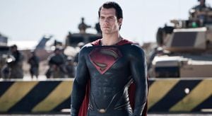 Una de las novedades de la cinta es que Superman no lleva los emblemáticos calzones rojos. Además, por primera vez lo interpreta un actor británico, Henry Cavill.