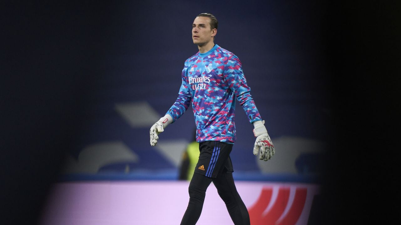 MADRID, SPAIN - FEBRUARY 19: Andriy Lunin of Real Madrid CF looks on prior the game during the LaLiga Santander match between Real Madrid CF and Deportivo Alaves at Estadio Santiago Bernabeu on February 19, 2022 in Madrid, Spain. (Photo by Getty Images/Diego Souto/Quality Sport Images)