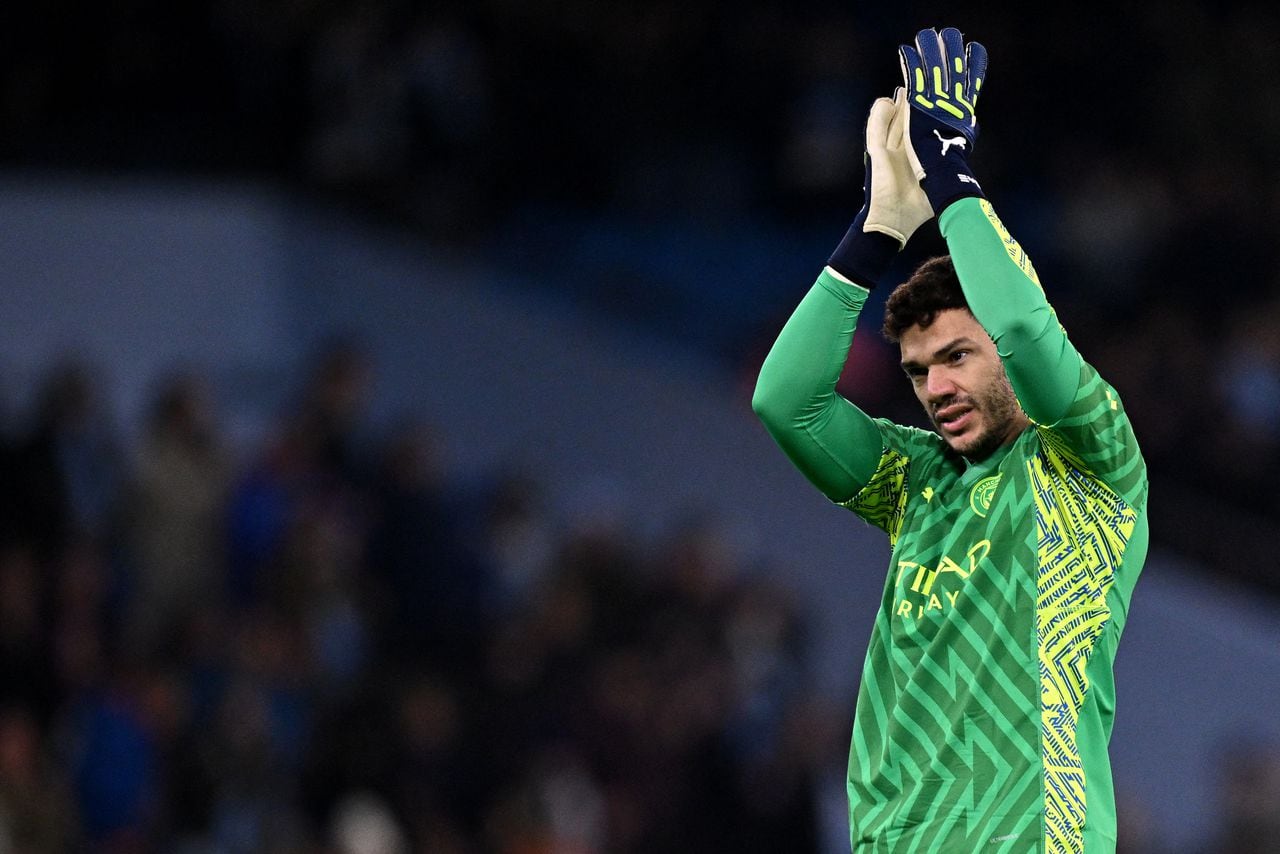 (FILES) Manchester City's Brazilian goalkeeper #31 Ederson applauds the fans following the UEFA Champions League Group B second leg football match between Manchester City and Young Boys at the Etihad Stadium in Manchester, north west England, on November 7, 2023. Ederson will not play in Brazil's upcoming clashes against Colombia and Argentina for the 2026 FIFA World Cup South American qualifiers after suffering a foot injury during a match for his club Manchester City, the Brazilian Football Confederation (CBF) announced on November 13, 2023. (Photo by Oli SCARFF / AFP)