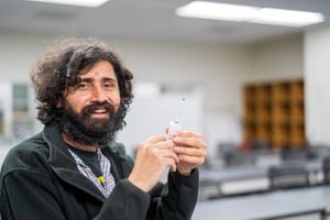 El profesor Manu Prakash de la Universidad Stanford desarrolló junto a su equipo una prueba barata para detectar el coronavirus en la saliva.