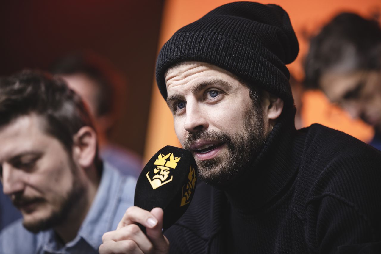 BARCELONA, SPAIN - JANUARY 15: Gerard Piqué, President of the Kings League, comments on the match live during the third day of the Kings League at Cupra Arena on January 15, 2023 in Barcelona, Spain. (Photo by Cesc Maymo/Getty Images)
