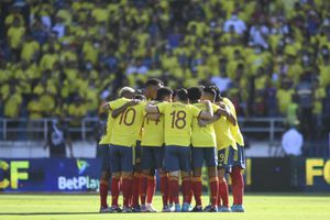Colombia's players are seen during a pep talk before the start of their South American qualification football match for the FIFA World Cup Qatar 2022 against Peru at the Roberto Melendez Metropolitan Stadium in Barranquilla, Colombia, on January 28, 2021. (Photo by DANIEL MUNOZ / AFP)
