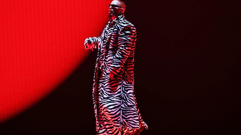 J Balvin durante su presentación en los MTV MVA's 2022.
