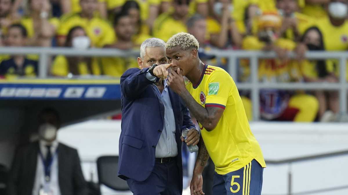 Colombia's coach Reinaldo Rueda gives direction to his player Colombia's Wilmar Barrios during a qualifying soccer match against Peru for the FIFA World Cup Qatar 2022 at Roberto Melendez stadium in Barranquilla, Colombia, Friday, Jan. 28, 2022. (AP Photo/Fernando Vergara)