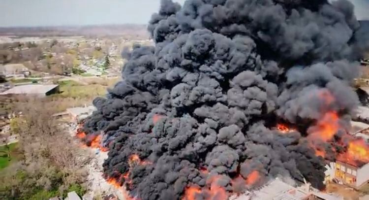 Por lo menos 2.000 personas fueron evacuadas como consecuencia de un fuerte incendio que se registró en una planta de reciclaje en la ciudad de Richmond, ubicada al Indiana, Estados Unidos.