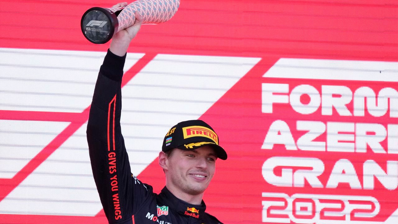 Max Verstappen de Red Bull celebra en el podio tras ganar el Gran Premio de Azerbaiyán, el domingo 12 de junio de 2022, en Bakú. (AP Photo/Sergei Grits)