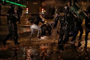 Enfrentamientos entre ciudadanos y la fuerza pública en los alrededores del Portal de las Américas
Foto Esteban Vega La-Rotta