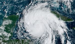 Así se ve el huracán Ian pasando muy cerca de la isla de Cuba siendo categoría 1
