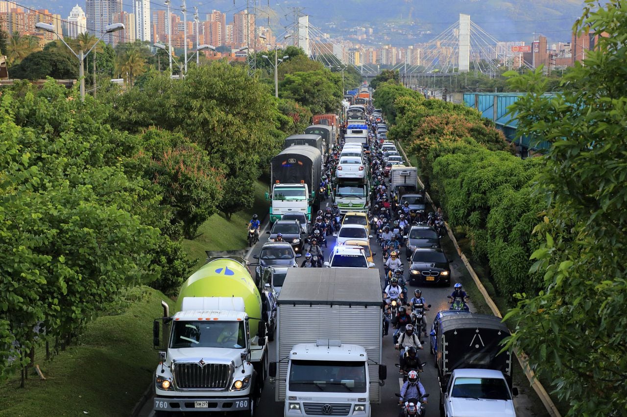 La movilidad en Colombia en números: Más de 18 millones de vehículos en las calles y cerca de 4 millones de trámites de licencias de conducción realizados en 2023.