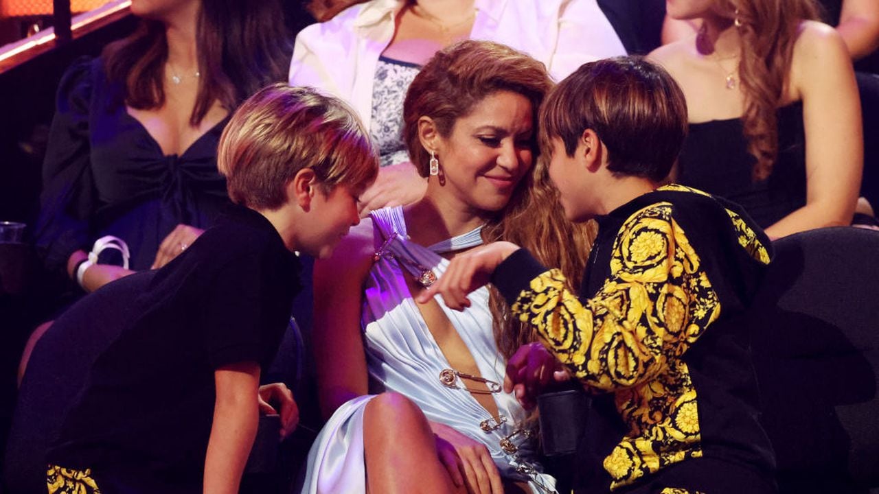 Shakira y sus hijos en la ceremonia de los VMAs 2023 - (Photo by Mike Coppola/Getty Images for MTV)