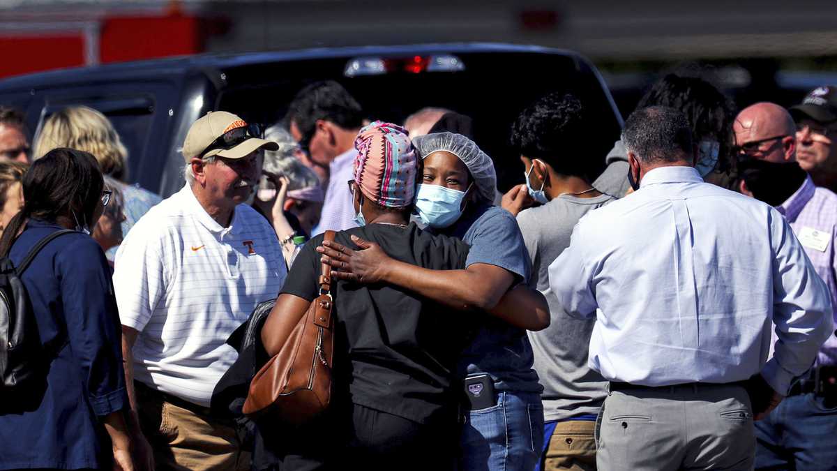 Unas personas se abrazan luego de un tiroteo en un supermercado de Kroger, en Collierville, Tennessee, el jueves 23 de septiembre de 2021. (Patrick Lantrip/Daily Memphian vía AP)
