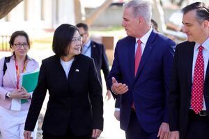 La presidenta de Taiwán, Tsai Ing-wen, se reúne con el presidente de la Cámara de Representantes de los Estados Unidos, Kevin McCarthy, en la Biblioteca Presidencial Ronald Reagan en Simi Valley, California