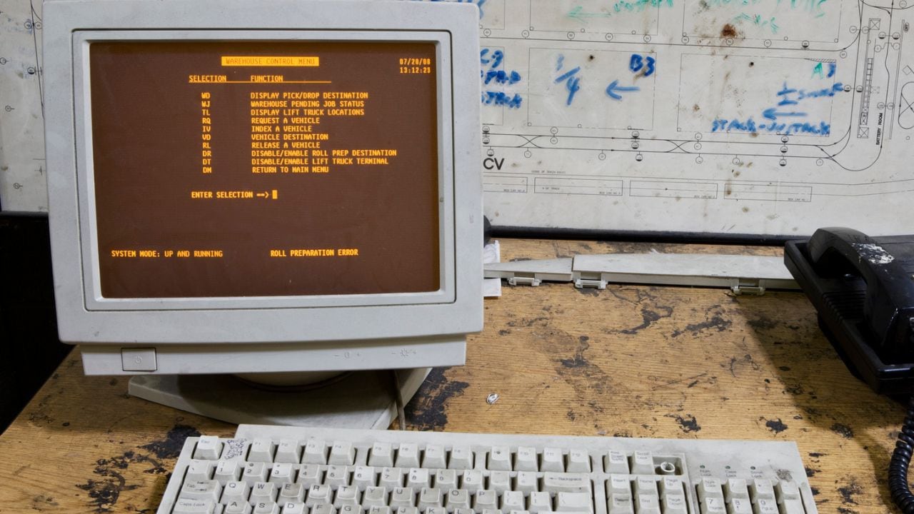 Computador antiguo con salvapantallas.