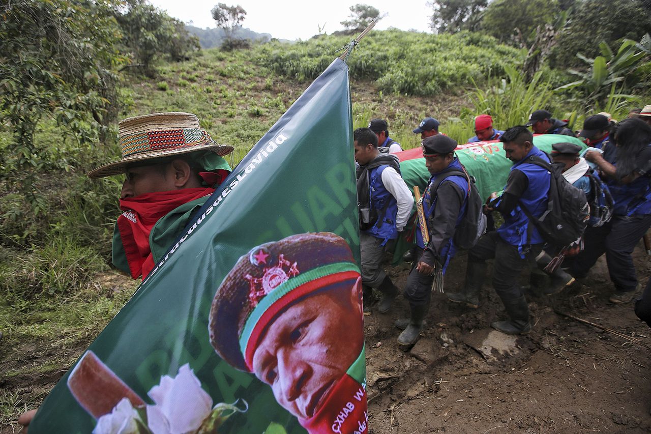 Indígenas de la tribu Nasa asisten al funeral de Albeiro Camayo
