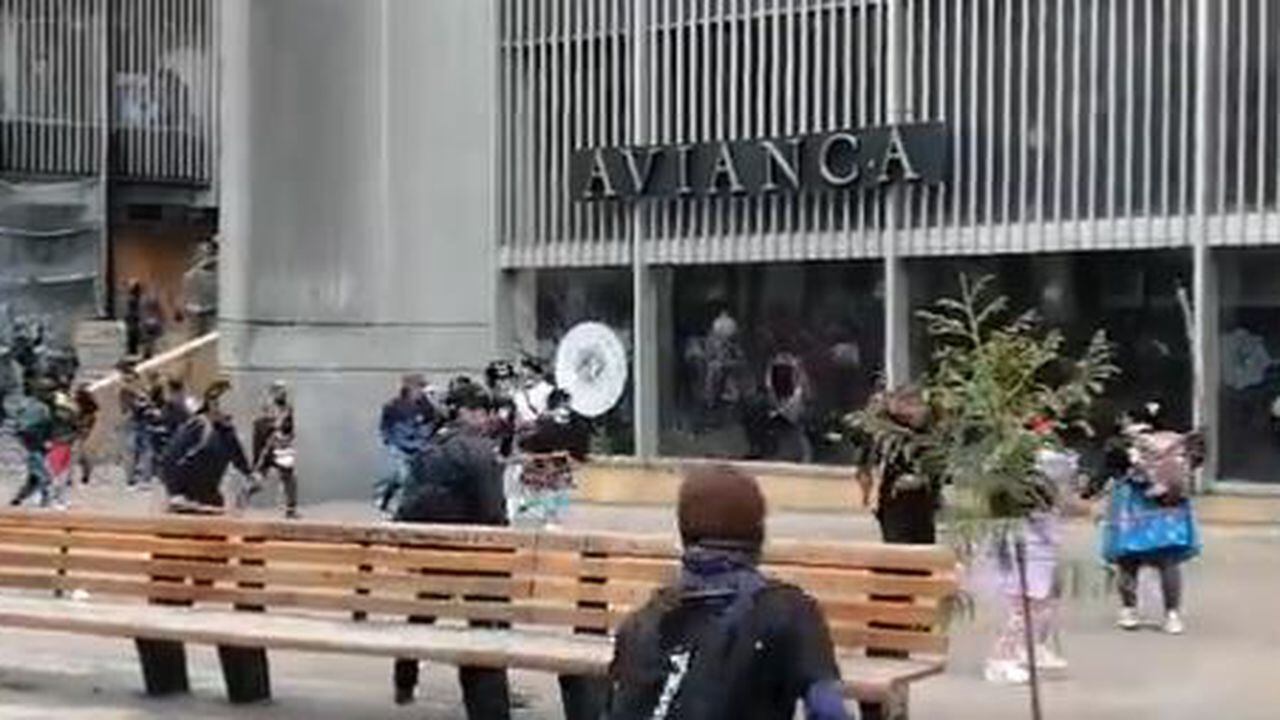 Indígenas se tomaron el edificio Avianca en el Centro de Bogotá y el Esmad intervino, lo que generó fuertes enfrentamientos.