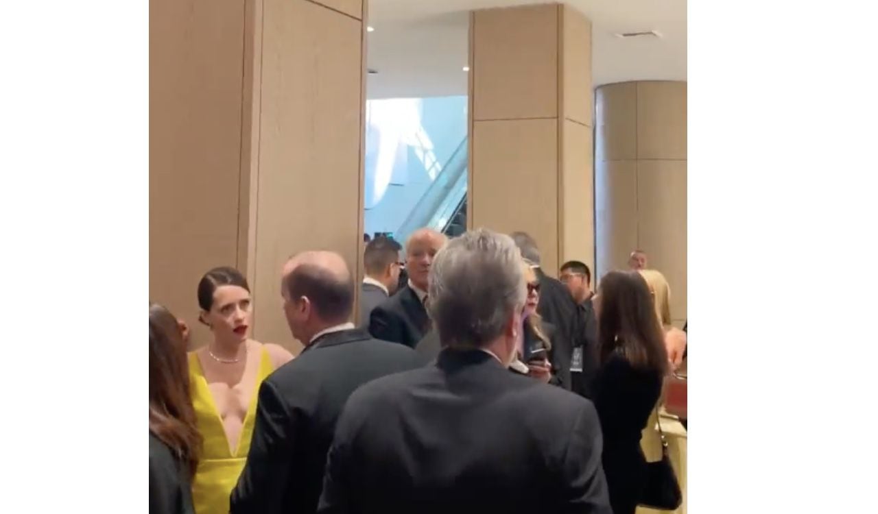 En la imagen se puede ver a la actriz Claire Foy (vestido amarillo) y a Bill Murray, esperando a las afueras del salón donde se llevaba a cabo la ceremonia de los SAG Awards
