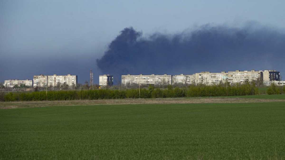 El humo se eleva desde el combinado metalúrgico Azovstal en Mariupol, en el territorio bajo el gobierno de la República Popular de Donetsk, en el este de Ucrania, el viernes 29 de abril de 2022. Esta foto fue tomada durante un viaje organizado por el Ministerio de Defensa ruso. Foto: AP.