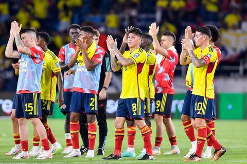 BARRANQUILLA, COLOMBIA - SEPTEMBER 07: Players of Colombia acknowledges the fans after a FIFA World Cup 2026 Qualifier match between Colombia and Venezuela at Metropolitano Stadium on September 07, 2023 in Barranquilla, Colombia. (Photo by Gabriel Aponte/Getty Images)