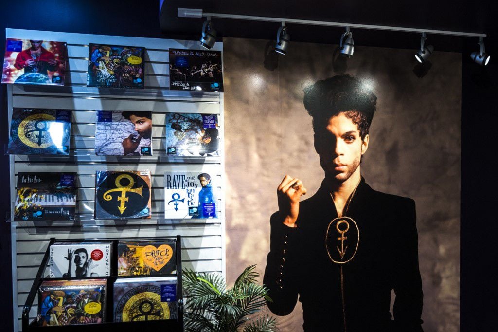 Las portadas de los álbumes de Prince están expuestas en Paisley Park, la casa y el estudio de Prince en Chanhassen, Minnesota, el 30 de junio de 2021. Para el ojo desinformado, Paisley Park, la casa y el estudio de Prince en los suburbios de Minnesota, podría ser cualquier cosa: un centro comercial abandonado, un complejo gubernamental, un edificio de oficinas utilitario. Foto de Kerem Yucel / AFP