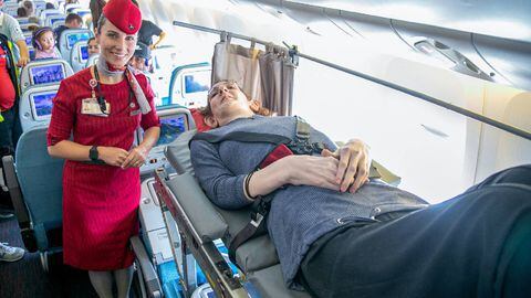 La mujer más alta del mundo viaja en avión por primera vez.