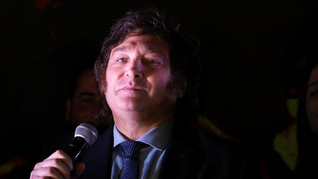 El candidato presidencial de Argentina, Javier Milei, mira mientras se dirige a sus partidarios mientras reacciona a los resultados de las elecciones presidenciales, en Buenos Aires, Argentina, el 22 de octubre de 2023.