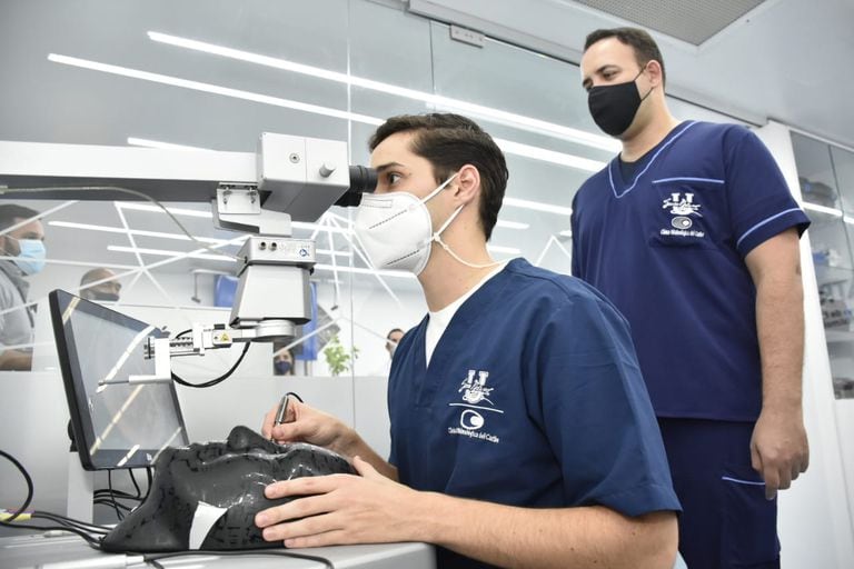 El Centro Latinoamericano de Entrenamiento en Cirugía Oftalmológica, ‘Matrix’, es el primero en Colombia con un simulador Eyesi, que consta de un software computarizado que reproduce todos los ejercicios de cirugía de cataratas.