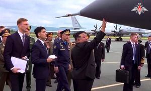 En esta imagen, tomada de un video distribuido por el Departamento de Prensa del Ministerio de Defensa de Rusia, el líder de Corea del Norte, Kim Jong Un (centro, derecha), inspecciona aviones de guerra rusos en el aeropuerto internacional de Vladivostok, en Vladivostok, en el extremo oriental de Rusia, el 16 de septiembre de 2023. (Departamento de Prensa del Ministerio de Defensa de Rusia vía AP)