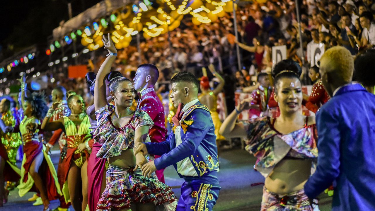 El Salsódromo celebra 15 años con el despliegue del talento de más de dos mil bailarines de las escuelas de salsa caleñas.