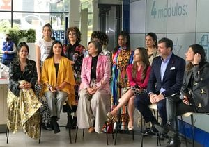 Mujeres emprendedoras, representantes del Banco de Bogotá y de Inexmoda explicaron sobre la iniciativa de empoderamiento de 55 mujeres bogotanas.