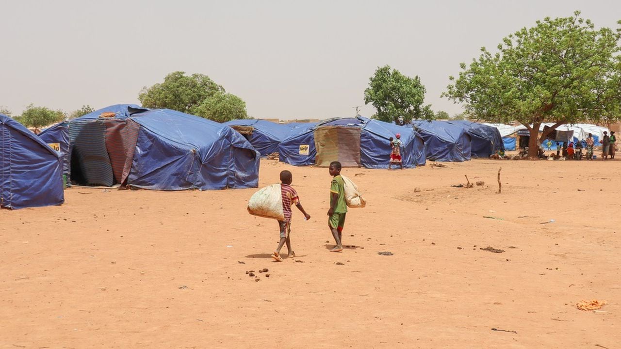 Dos niños en un campo de desplazados en Burkina Faso
