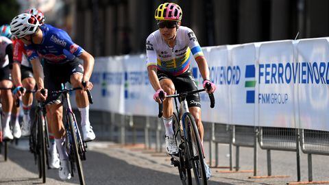 Esteban Chaves sufrió una dura caída en el inicio del Giro a Lombardía