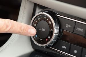 La opción de recircular el aire está presente en la mayoría de los carros con aire acondicionado.
