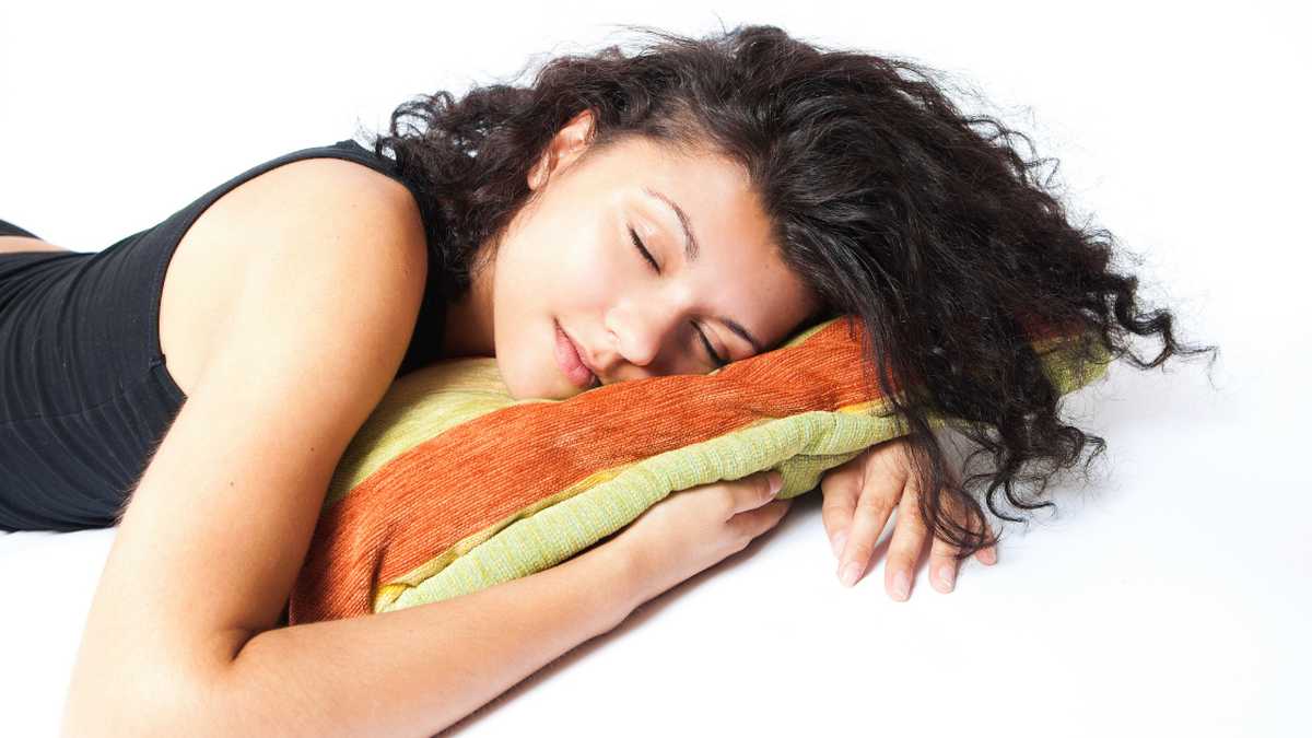 La melatonina es una hormona secretada por el cerebro que ayuda a regular el sueño.