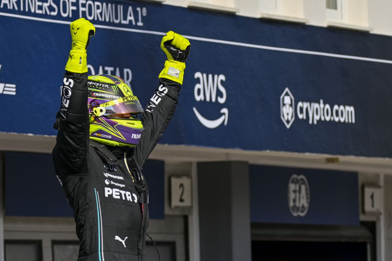 El piloto británico de Mercedes Lewis Hamilton celebra tras conseguir la primera posición en la clasificación al Gran Premio de Hungría el sábado 22 de julio del 2023. (AP Foto/Denes Erdos)