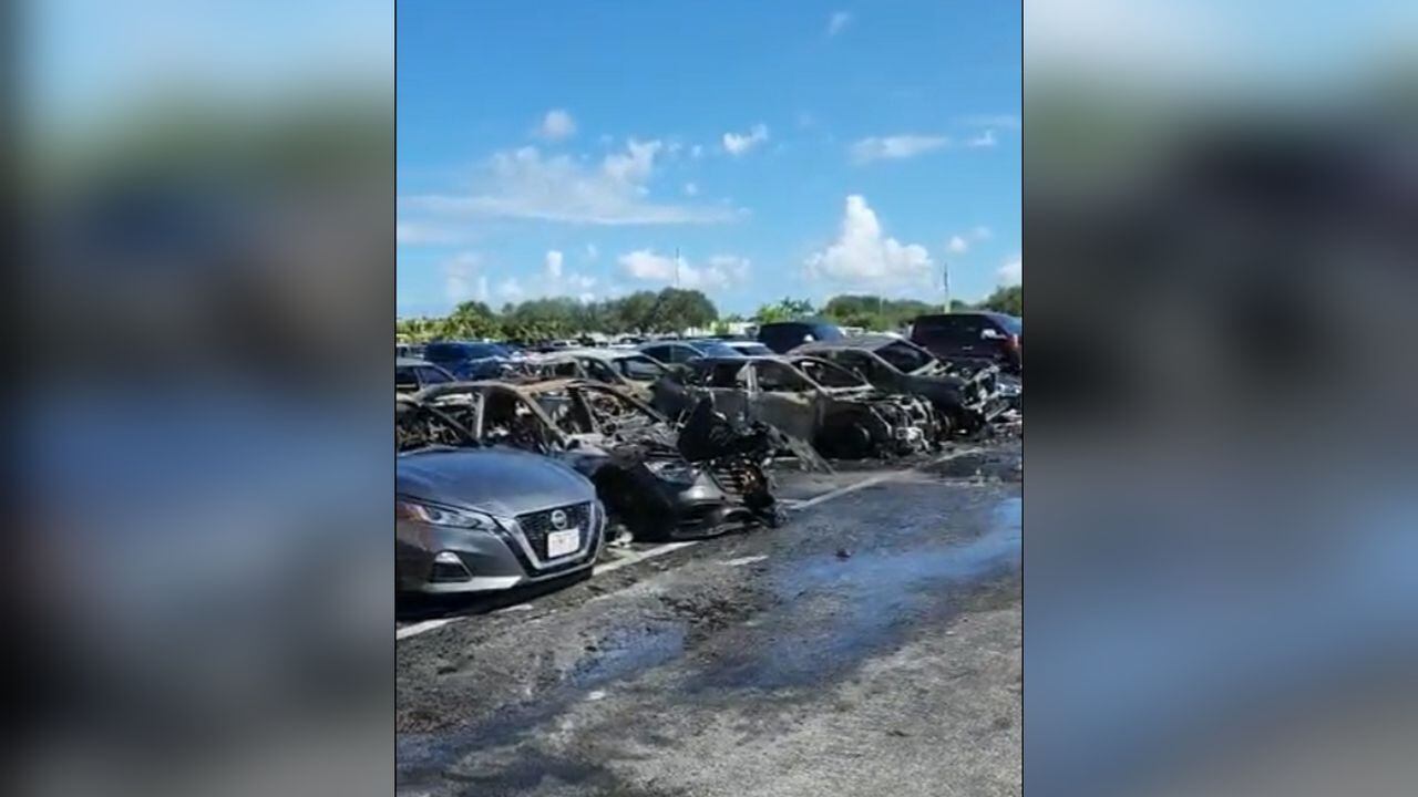 Varios carros quemados tras un incendio en el estacionamiento del estadio Hard Rock en Miami