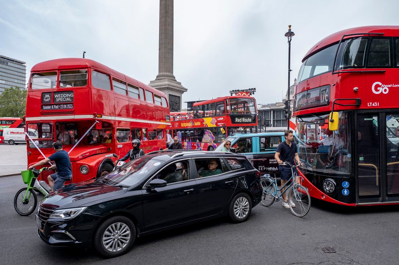 Ciclistas que luchan por abrirse camino a través del tráfico de autobuses paralizado en Trafalgar Square el 23 de junio de 2023 en Londres