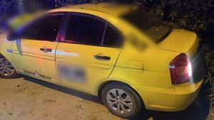 Al interior de este vehículo tipo taxi, las autoridades encontraron el cuerpo con un disparo en la cabeza y múltiples heridas.