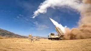 Esta imagen tomada de un video proporcionado por el ejército iraní el jueves 29 de septiembre de 2022, misiles lanzados durante un ataque contra la región kurda iraquí. (Iranian military via AP)