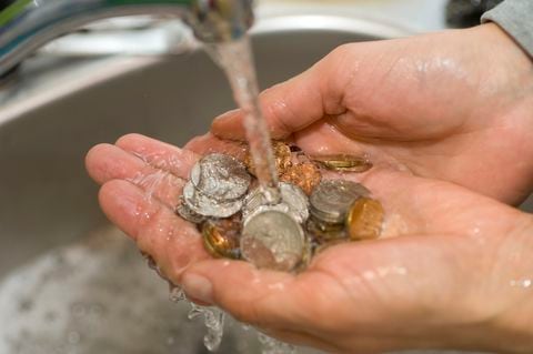 Mantenga el dinero limpio y seguro con este sencillo truco: la limpieza con bicarbonato de sodio.