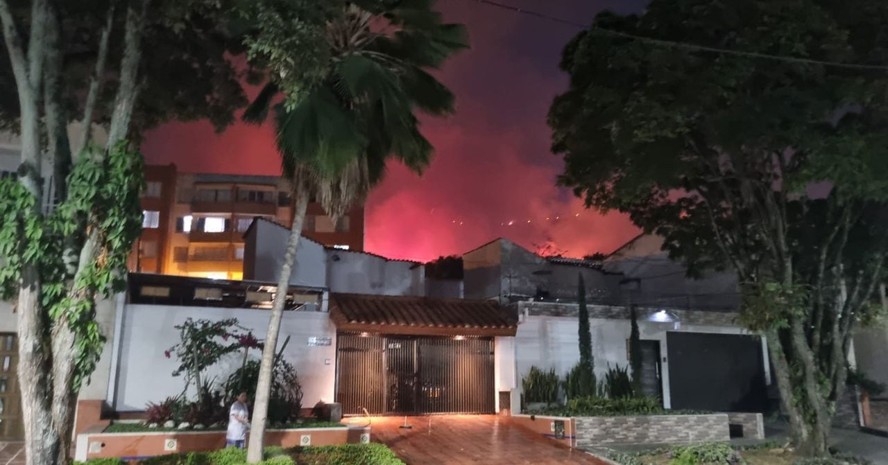 La zona residencial de El Bosque, La Campiña y Chipichape están siendo amenazadas por el fuego.