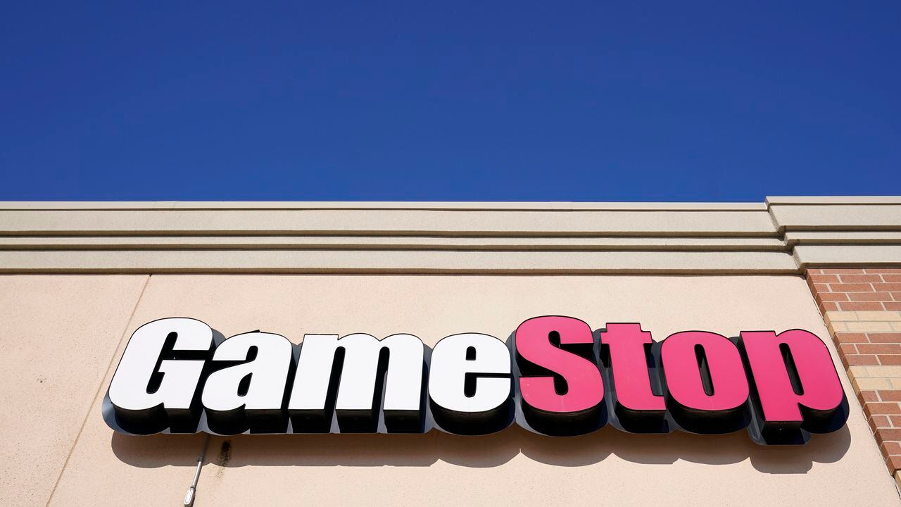Letrero de GameStop sobre una tienda, el jueves 28 de enero de 2021, en Urbandale, Iowa