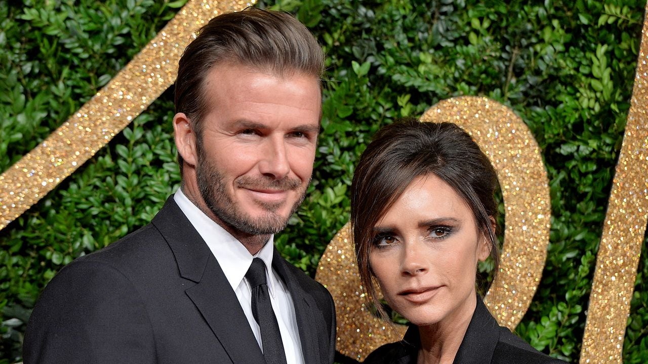 LONDRES, INGLATERRA - 23 DE NOVIEMBRE: David Beckham y Victoria Beckham asisten a los British Fashion Awards 2015 en el London Coliseum el 23 de noviembre de 2015 en Londres, Inglaterra.  (Foto de Anthony Harvey/Getty Images).