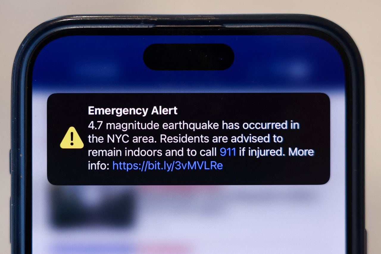 Una alerta de emergencia de un terremoto de magnitud 4,7 se ve en un teléfono celular en la ciudad de Nueva York, EE.UU., el 5 de abril de 2024.