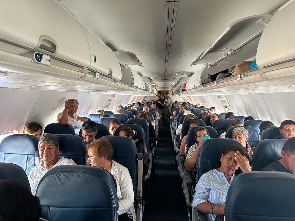 Los 110 colombianos en el avión que los sacó de Israel.