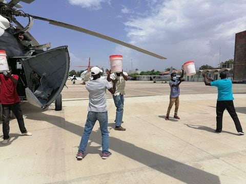 La ONG World Vision envió un convoy de cinco camiones y un helicóptero con bienes básicos para asegurar la supervivencia de miles de personas que perdieron sus hogares en el devastador terremoto de 7,2 grados que afectó Haití el pasado 14 de agosto.