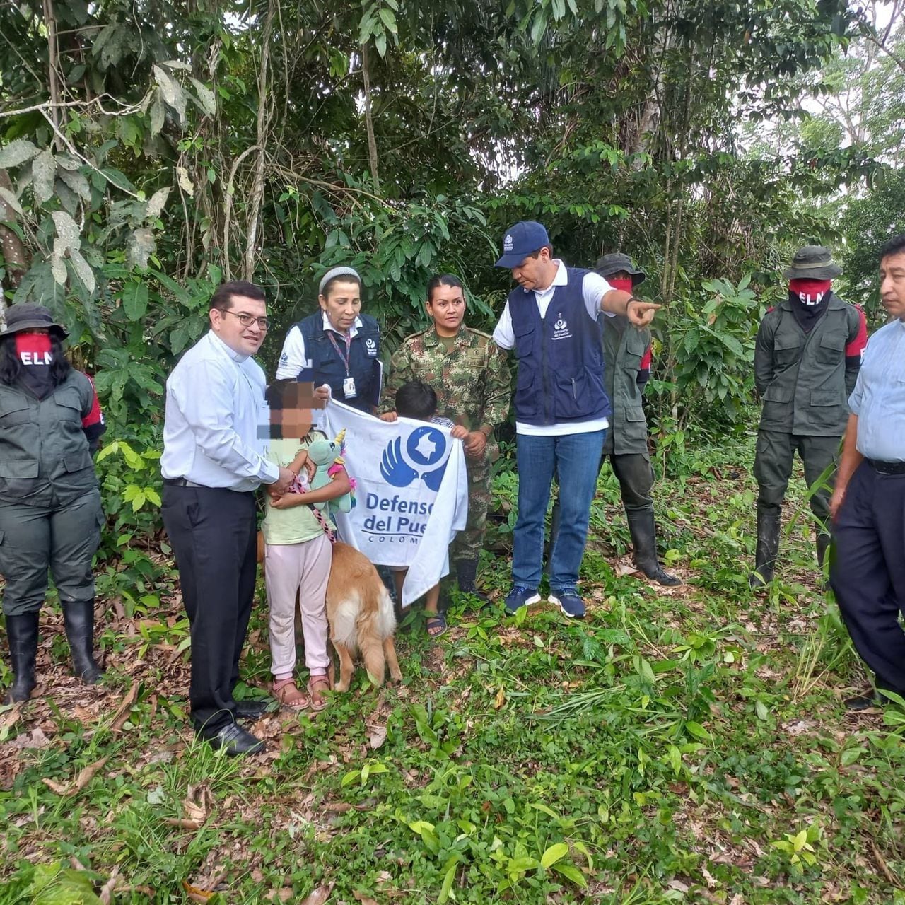 Momento en el que regresan a la libertad la sargento Karina Ramírez y sus dos hijos secuestrados por el ELN en Arauca.