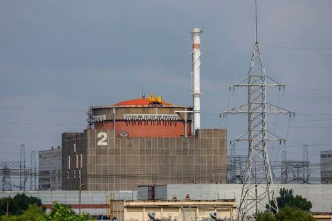 Una vista muestra la planta de energía nuclear de Zaporizhzhia en las afueras de Enerhodar en la región de Zaporizhzhia, Ucrania controlada por Rusia, el 15 de junio de 2023